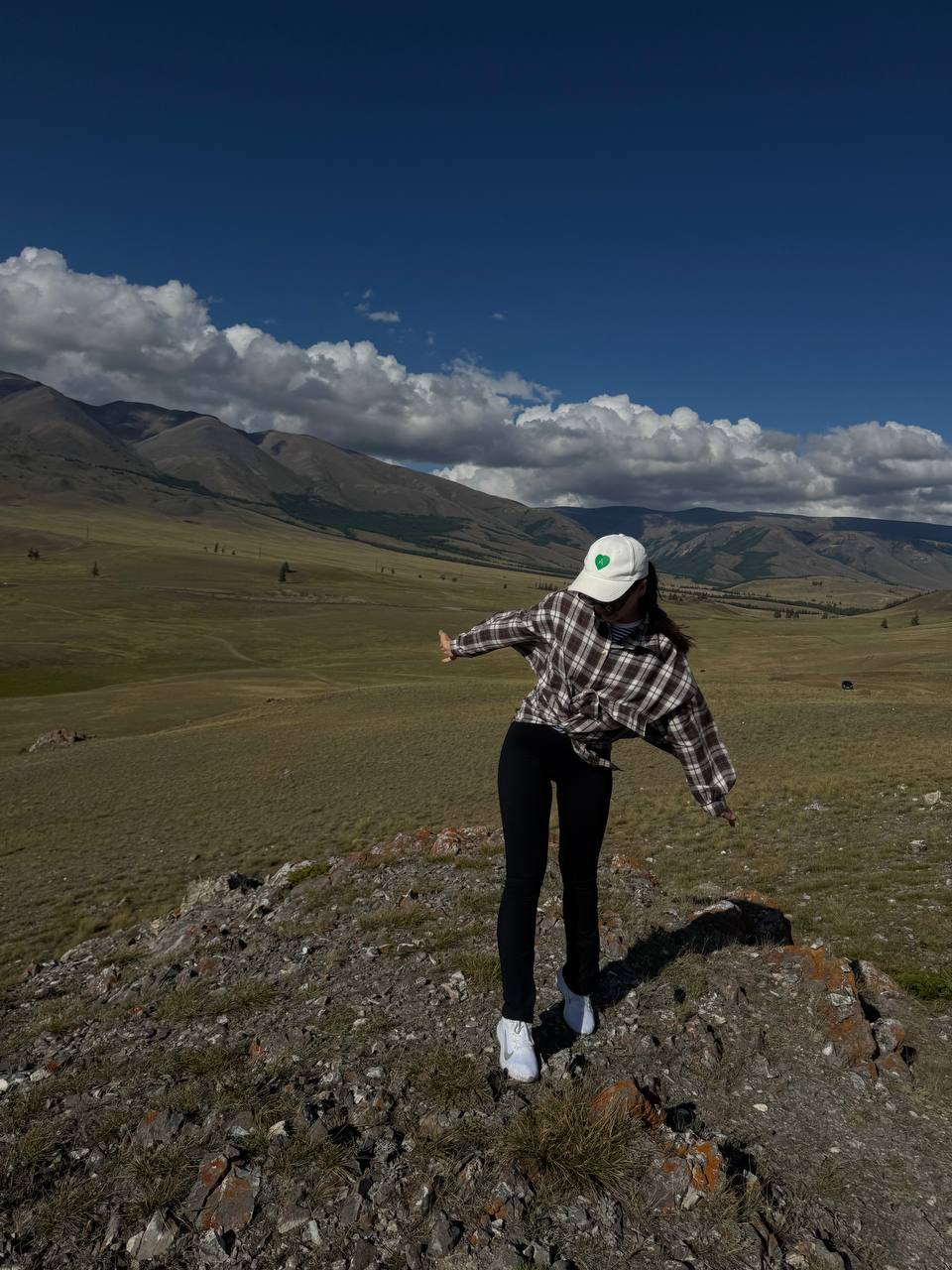 Наталья Шабала на фоне гор